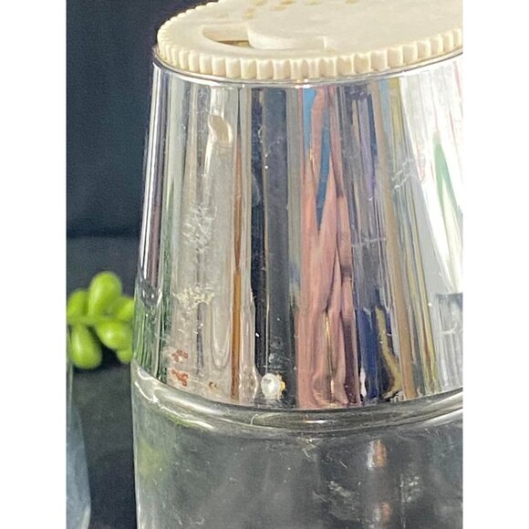 Salt and Pepper Glass Vintage Large Range Shakers 4 Inches Tall Screw On Tops - Picture 2 of 5